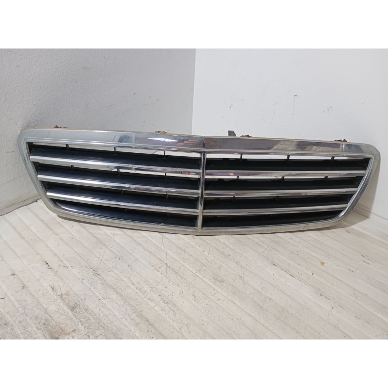 Recambio de rejilla delantera para mercedes-benz clase c (w203) c 200 cdi (203.007) referencia OEM IAM A2038800223  