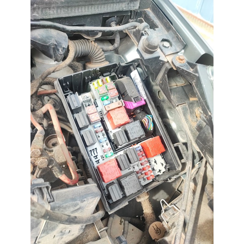 Recambio de caja reles / fusibles para opel corsa d (s07) 1.2 (l08, l68) referencia OEM IAM 93189211  