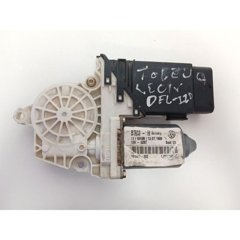 Recambio de motor elevalunas delantero izquierdo para volkswagen golf iv (1j1) 1.6 16v referencia OEM IAM 9776101432203  